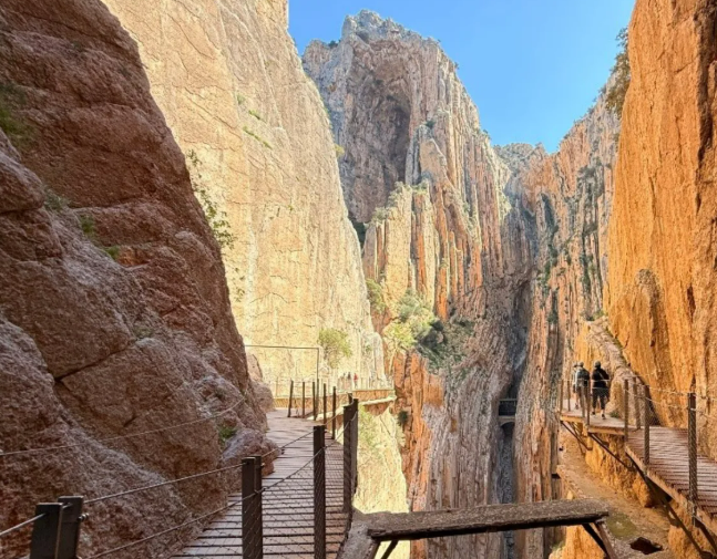Passerelle suspendue à câbles du Caminito del Rey, gorges d'El Chorro, cohésion d'équipe et team building Andalousie