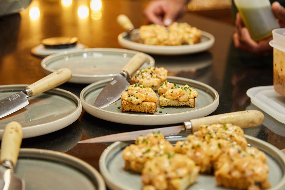 Participants préparant des tapas à La Cuina de la Boqueria