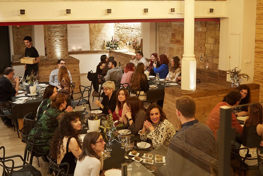 Groupe réuni autour d’un atelier culinaire à La Boqueria