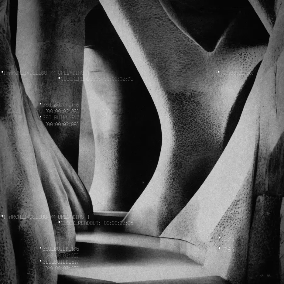 Architecture de Gaudí interprétée par les dispositifs numériques de l’exposition
