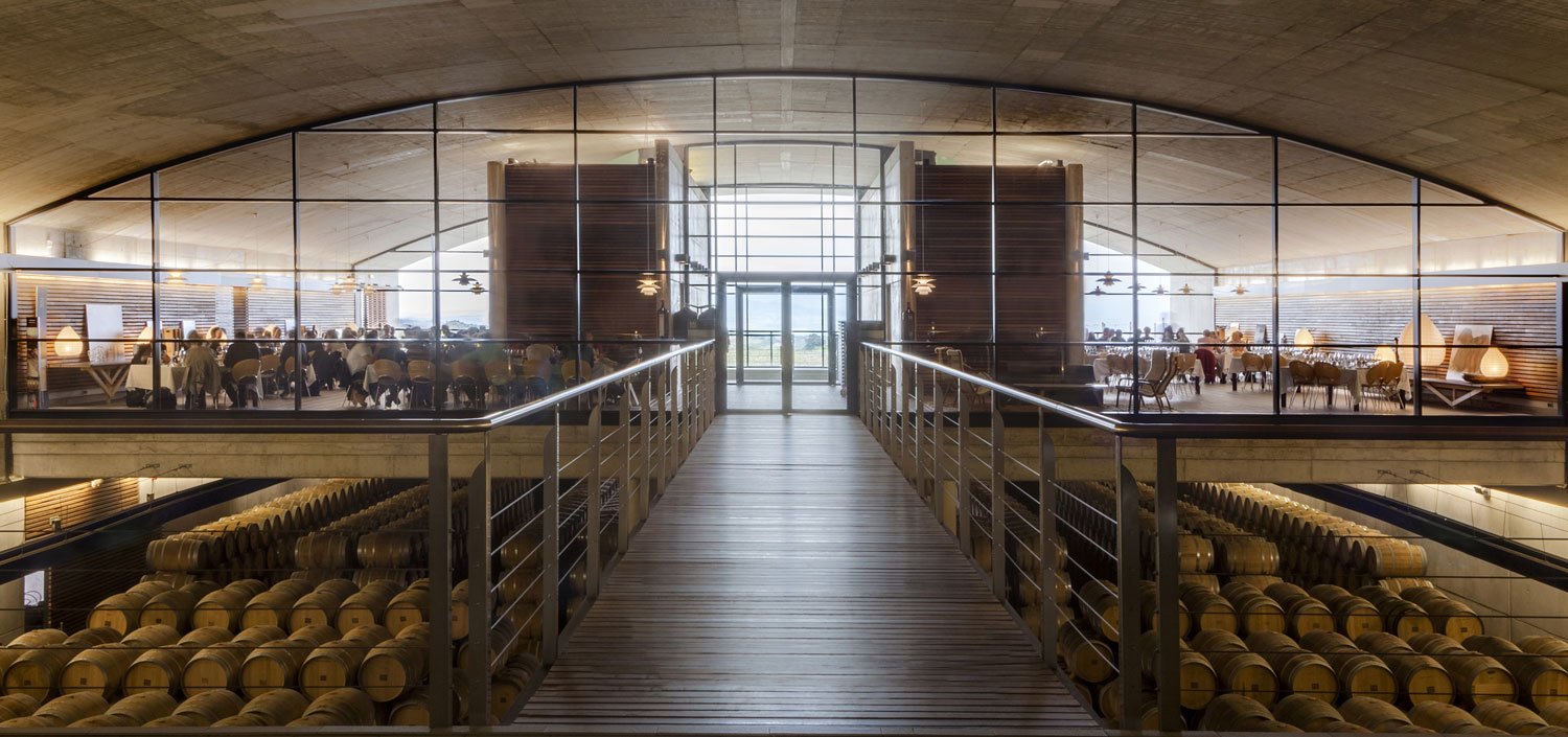 Restaurant de Bodegas Baigorri avec vue sur les barriques