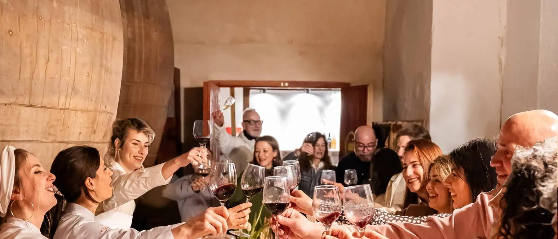 Dégustation au milieu des grandes tinajas de Bodegas Torres Filoso