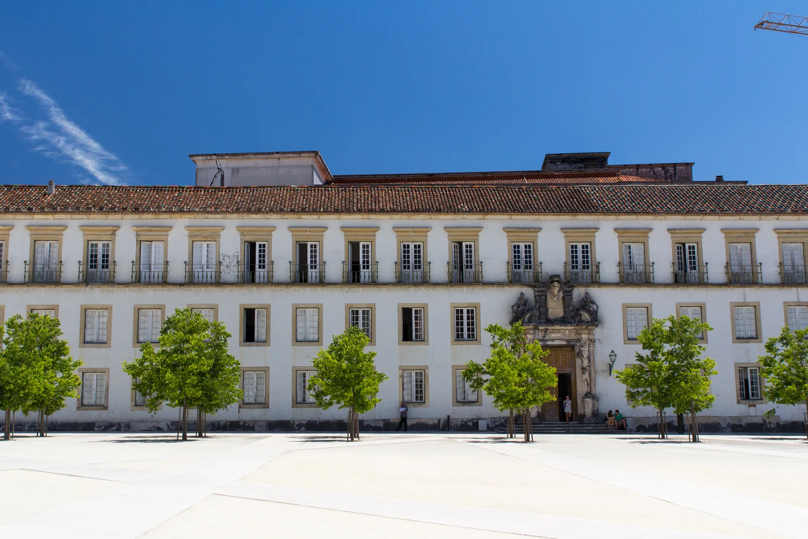 La cour de l’université de Coimbra sous un ciel bleu