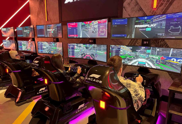 Participants sur simulateurs dynamiques F1 Arcade Madrid, compétition par équipes en immersion